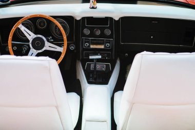 Eski model bir araba beyaz deri iç. Klasik retromobile Ayrıntılar.