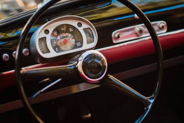 Direksiyon simidi ve dashboard-eski model bir araba kırmızı deri iç in close-up. Klasik retromobile Ayrıntılar.