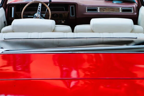 Intérieur Cuir Blanc Une Voiture Vintage Rouge Détails Rétromobiles Classiques — Photo