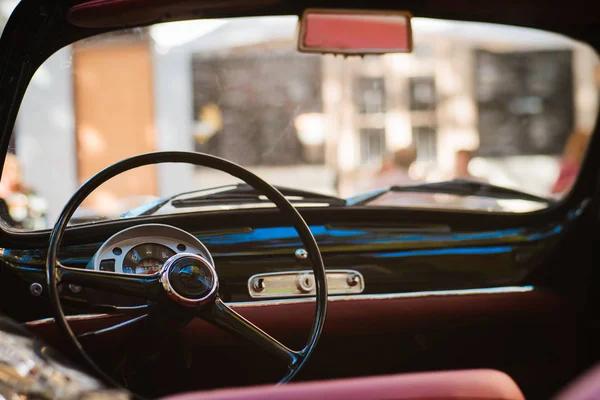 Primer Plano Del Volante Salpicadero Coche Época Con Interior Cuero — Foto de Stock