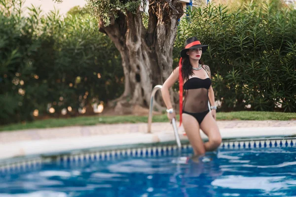 Молодая Сексуальная Испанская Модница Черной Шляпе Купальнике Красными Губами Позирует — стоковое фото