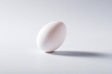 Beyaz arka plan üzerinde izole gölge ile beyaz yumurta