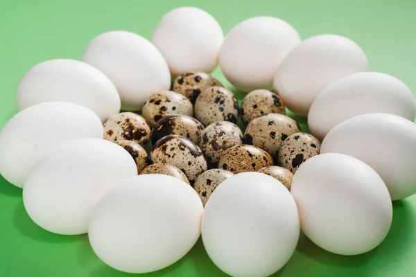 Witte Pasen kip en kwartel eieren die zijn vastgelegd in een bloem op gree — Stockfoto