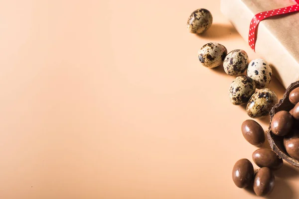 Pasen kwartel en chocolade-eieren op beige achtergrond — Stockfoto