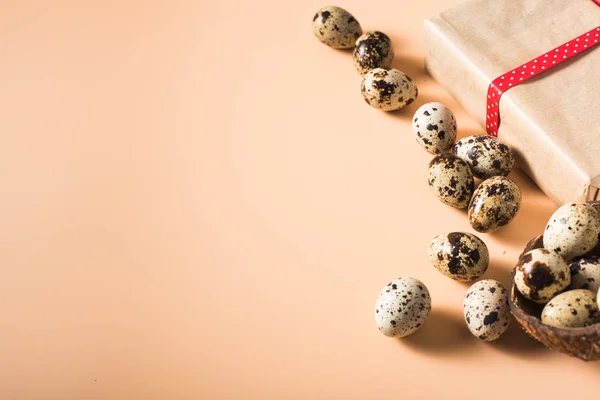 Pasen kwartel en chocolade-eieren op beige achtergrond — Stockfoto