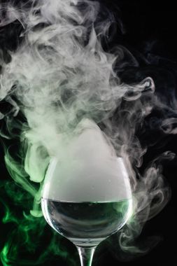 Dumanlı içte ve dışta Şarap kadehi