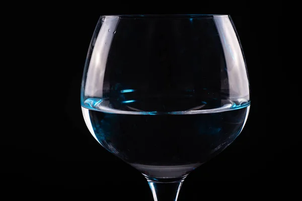 Silhouette en verre de vin rouge sur fond noir — Photo