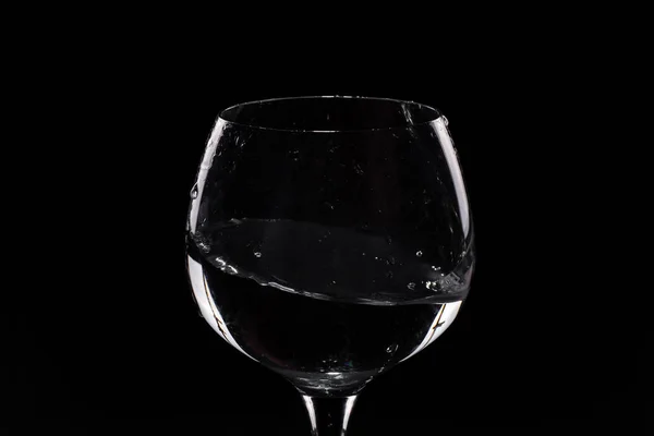 Eau jaillissant d'un grand verre de vin — Photo