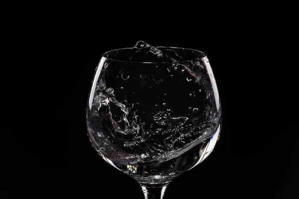 Eau jaillissant d'un grand verre de vin — Photo