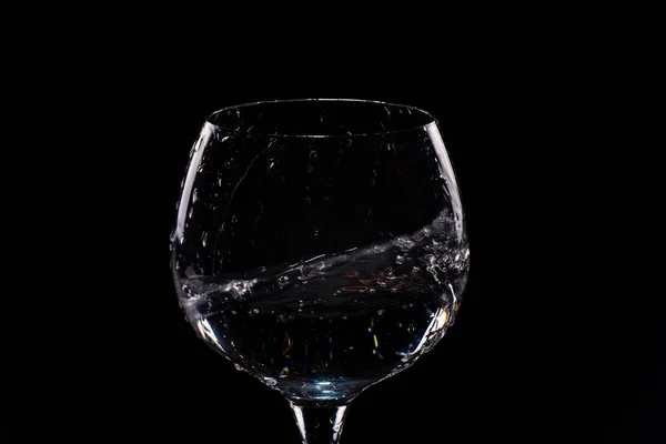 Acqua spruzzata da un bicchiere di vino alto — Foto Stock