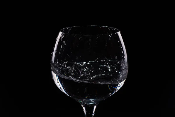 Air memercikkan dari gelas anggur tinggi — Stok Foto
