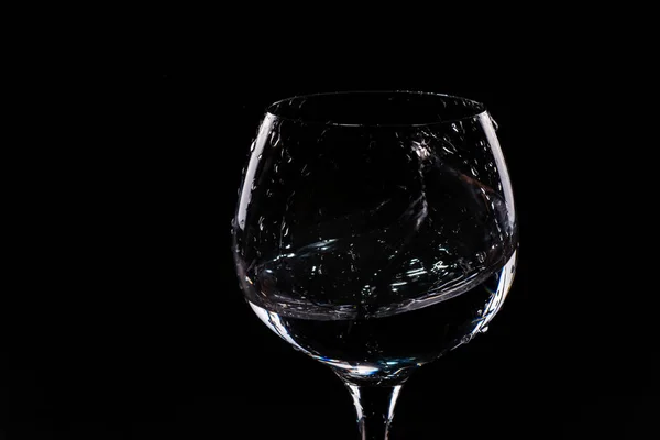 Acqua spruzzata da un bicchiere di vino alto — Foto Stock