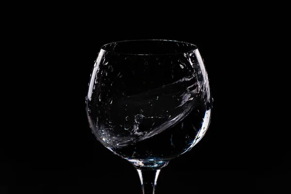 Water spatten uit een hoog glas wijn — Stockfoto