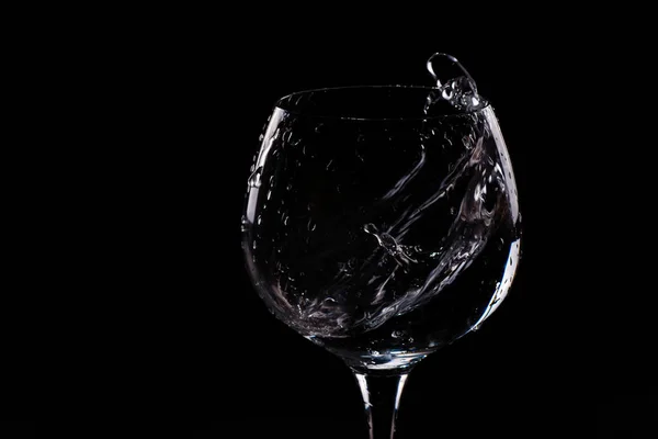 Eau jaillissant d'un grand verre de vin — Photo