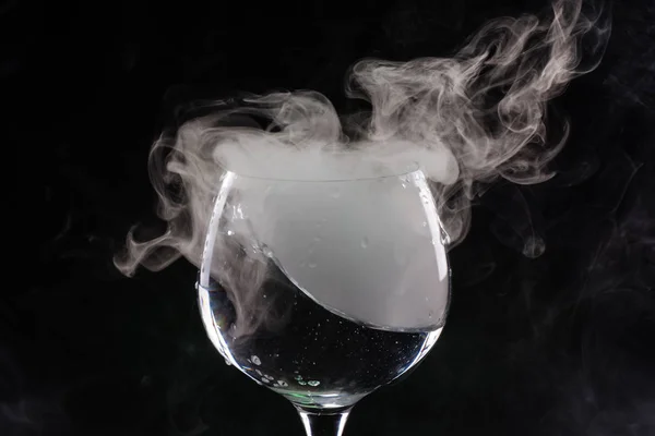 Bicchiere di vino con fumo all'interno — Foto Stock