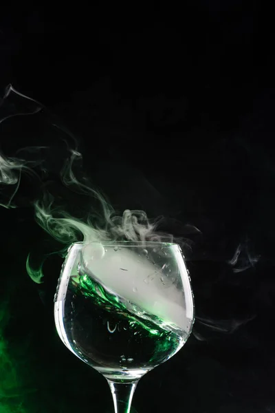 Copa de vino con humo dentro —  Fotos de Stock