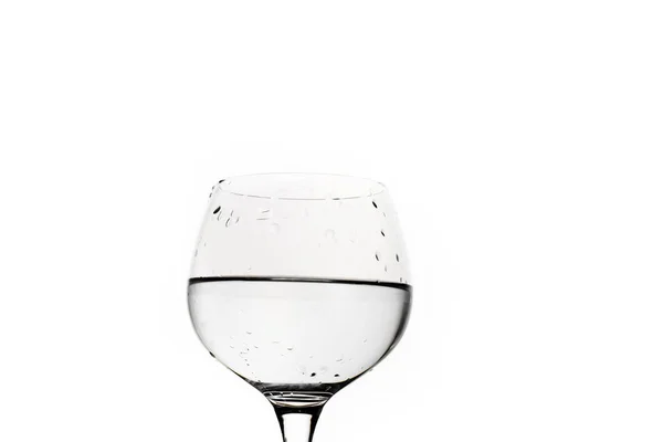 Copa de vino parcialmente llena de agua aislada en blanco —  Fotos de Stock