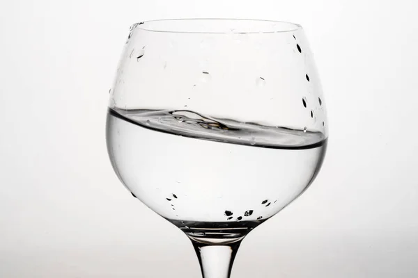 와인 글라스 물 격리 된 흰색에 부분적으로 가득 — 스톡 사진