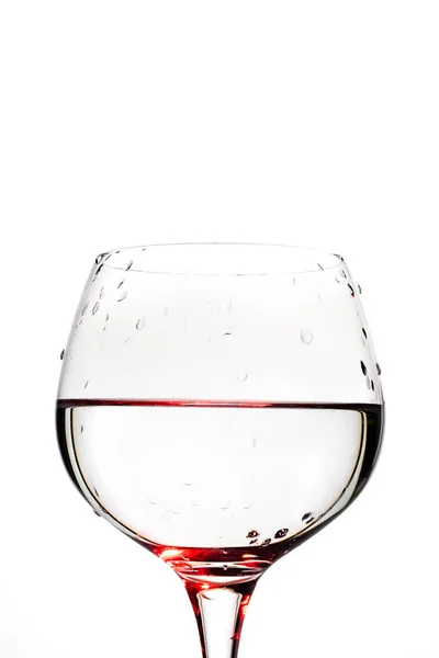 Şarap kadehi kısmen üzerinde beyaz izole su ile dolu. — Stok fotoğraf