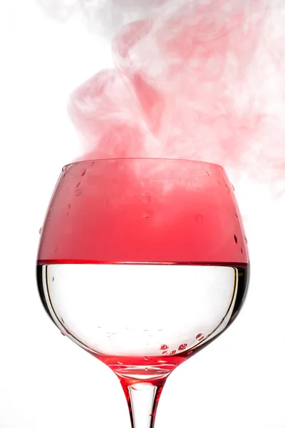 Verre à vin avec fumée rouge à l'intérieur — Photo