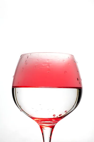 Bicchiere di vino con fumo rosso all'interno — Foto Stock