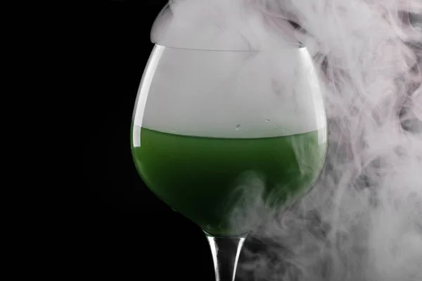Weinglas mit Rauch innen und außen — Stockfoto