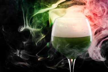 Dumanlı içte ve dışta Şarap kadehi