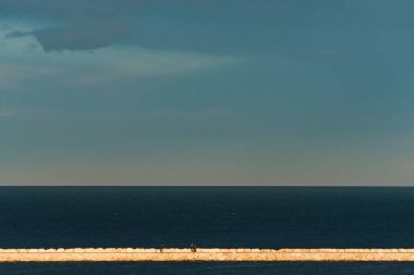 Denize beton bir iskele.