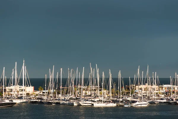 Hafen von Denia mit einem abgestellten Boot Blick auf das Meer. — Stockfoto
