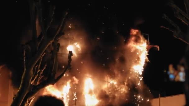Spanje Denia 15 maart 2019. Tijdens de verbranding van de Fallas. Traditionele vakantie in Valencia. — Stockvideo