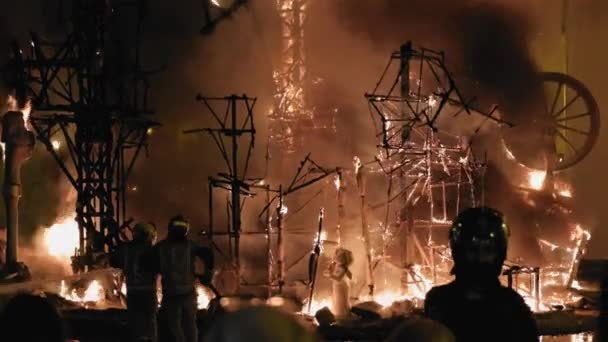 Španělsko Denia 15. března2019. Během pálení Falla.Tradiční dovolená ve Valencii. — Stock video