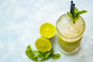 Beyaz bir masada pinina colada ve mojito alkollü kokteyller..