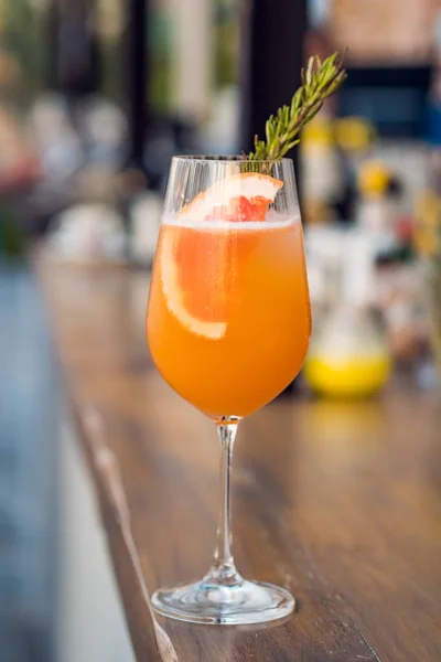 Copo de close-up de coquetel decorado com laranja no fundo do bar — Fotografia de Stock