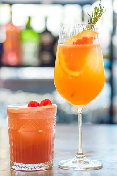 Close-up glazen grapefruit en frambozen cocktails aan de bar achtergrond. — Stockfoto