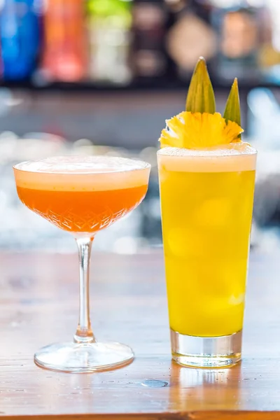 Coquetéis de abacaxi frio margarita e pina colada no fundo do bar . — Fotografia de Stock
