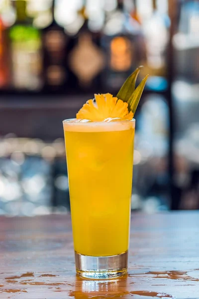 Pina colada stijl geel vers fruit cocktail drankje met ananas in een hoog glas aan de bar — Stockfoto