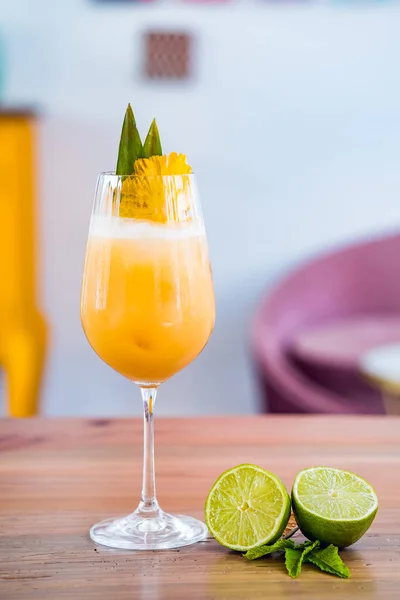 Bebida de coquetel de frutas frescas laranja com abacaxi em um copo alto no fundo do bar . — Fotografia de Stock