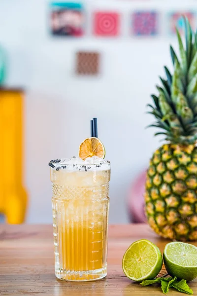 Close-up de laranja bebida coquetel de frutas frescas em um copo alto no fundo do bar . — Fotografia de Stock