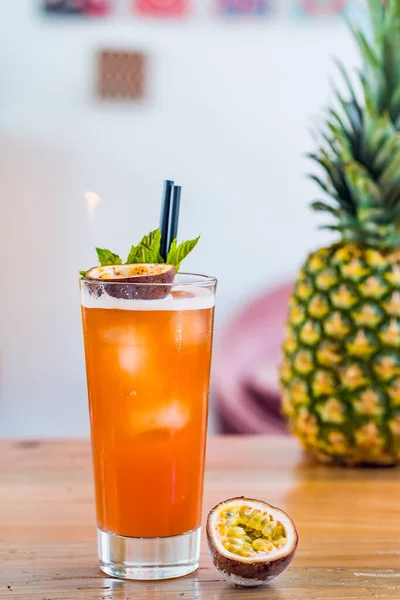 A passió gyümölcs hurrikán közeli friss koktél egy magas pohár bárban háttér. — Stock Fotó
