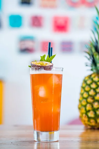 A passió gyümölcs hurrikán közeli friss koktél egy magas pohár bárban háttér. — Stock Fotó