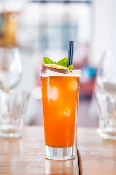 Close-up de maracujá furacão coquetel fresco em um copo alto no fundo do bar . — Fotografia de Stock