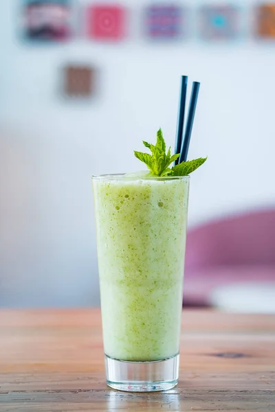 Gezonde groene smoothie van appels, spinazie en kiwi met munt. — Stockfoto