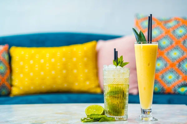 Pina colada en mojito alcoholische cocktails op een witte tafel. — Stockfoto