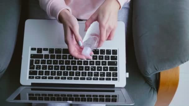 Bovenaanzicht Van Freelancer Werken Aan Laptop Het Reinigen Van Handen — Stockvideo