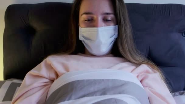 Giovane Donna Maschera Medica Tossisce Soffre Terribile Mal Testa Mentre — Video Stock