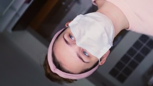 Динамичное Видео Молодой Женщины Медицинской Защитной Маске Смотрящей Окно Снимающей — стоковое видео