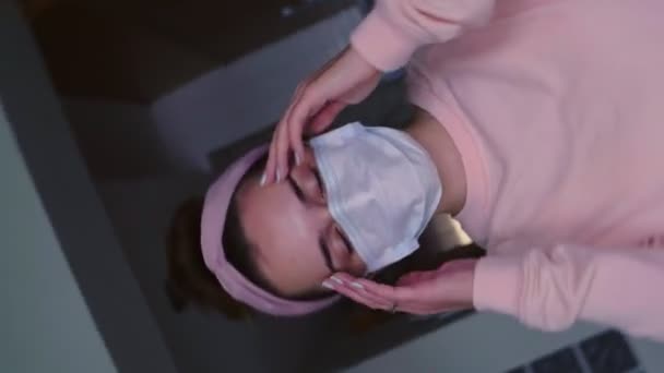 Mujer Joven Con Máscara Médica Que Sufre Dolor Cabeza Terrible — Vídeos de Stock