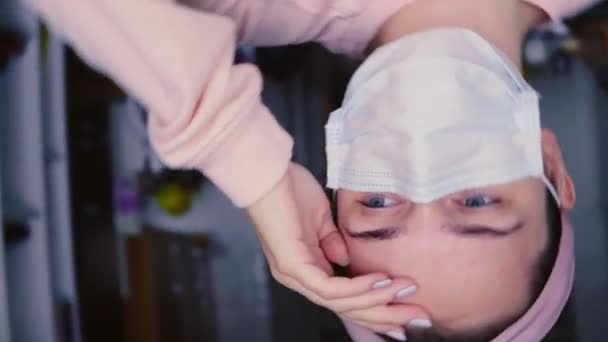 Dynamisk Video Ung Kvinna Medicinsk Skyddsmask Tittar Genom Fönstret Tar — Stockvideo