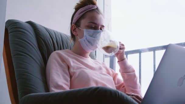 Vtipná Mladá Žena Snaží Pít Kávu Přes Ochranné Masky Zatímco — Stock video