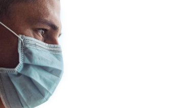 Tıbbi maskeli, üzgün ve yorgun genç doktorun profili beyaz arka planda izole edilmiş. Coronavirus, Covid-19, 2019-NCoV salgını. Karantina, evde kal. Boşluğu kopyala.